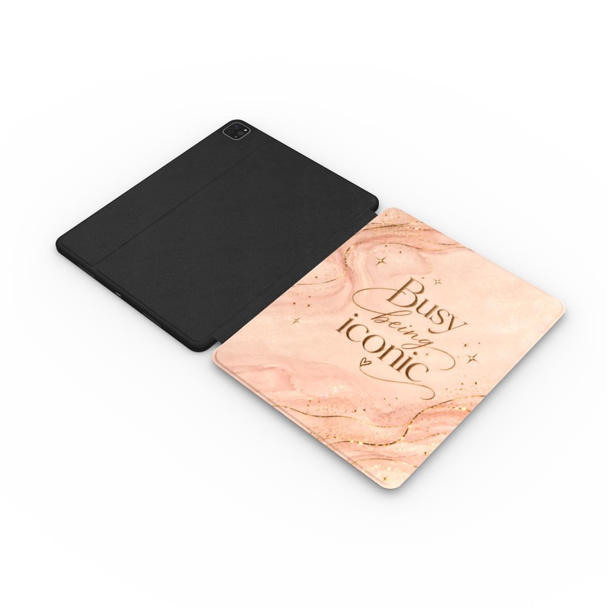 Busy Being Iconic – Premium iPad Hülle Rosa Gold