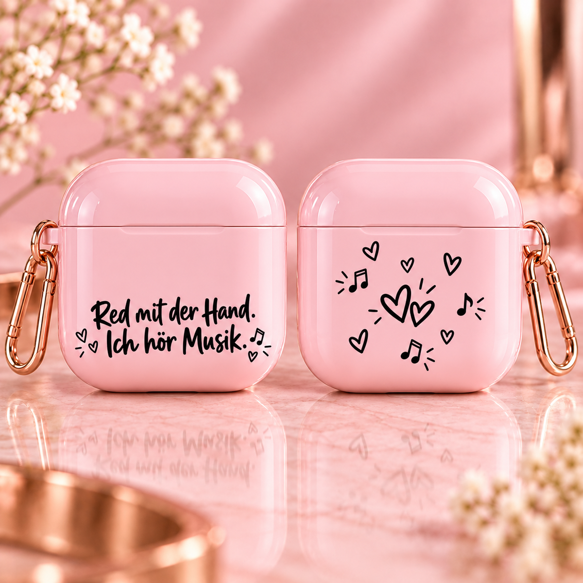 Rosa AirPods Case Vorderseite und Rückseite mit Herz und Musik Doodles
