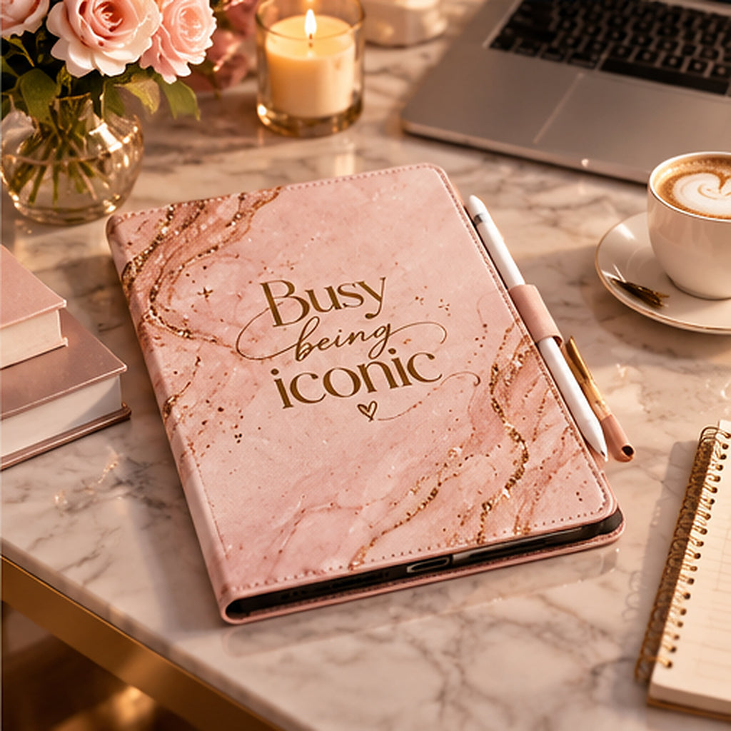 Busy Being Iconic iPad Hülle Rosa Gold in eleganter Lifestyle Umgebung