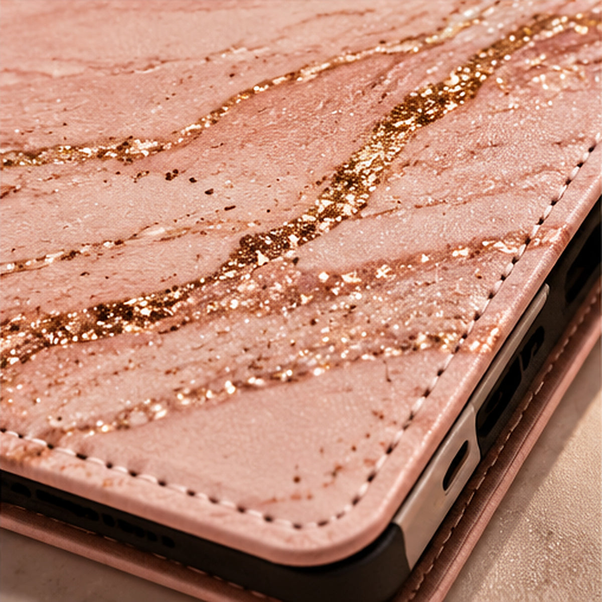 Rosa Gold Marmor Detail der Busy Being Iconic iPad Hülle
