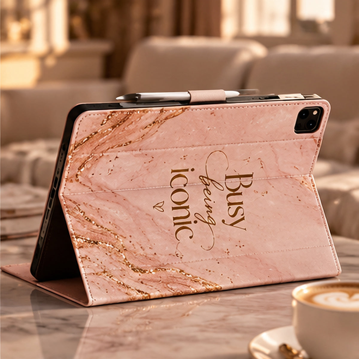 Busy Being Iconic iPad Hülle als Aufsteller im Querformat – Aufdruck 90 Grad gedreht