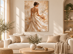 Elegante Frau im fließenden Kleid als Leinwand im hellen Wohnzimmer