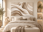 Abstrakte Leinenfalten in Beige und Creme als Leinwand in einem hellen Schlafzimmer