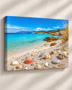 Muschelstrand mit türkisblauem Meer – ergänzende Leinwandansicht auf neutralem Hintergrund