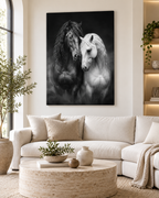Schwarzes und weißes Pferd – Leinwand im hellen Wohnzimmer