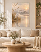 Weißer Reiher am stillen See – Leinwandbild in Beige & Creme